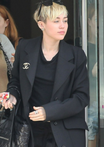Miley Cyrus usando broche
