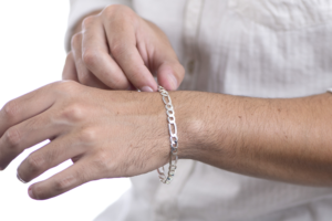 Read more about the article Semijoias masculinas: estilo e elegância para os homens