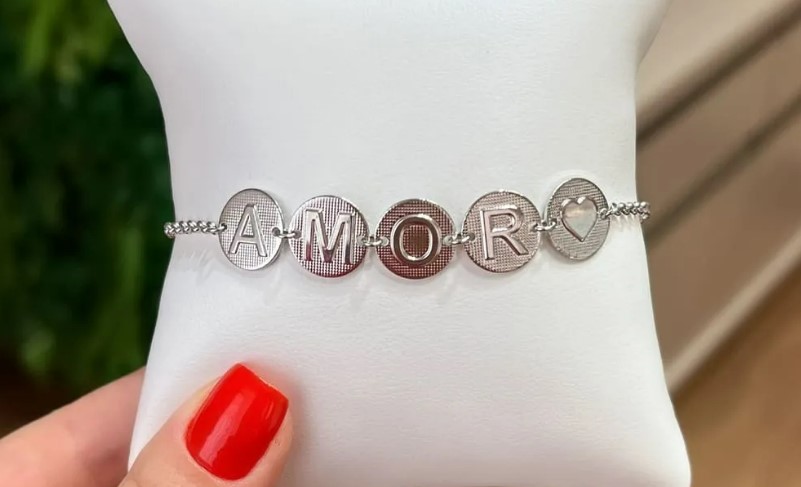 Read more about the article Semijoias em ródio branco: elegância atemporal