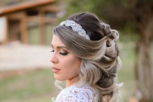 Pense no decote e no penteado